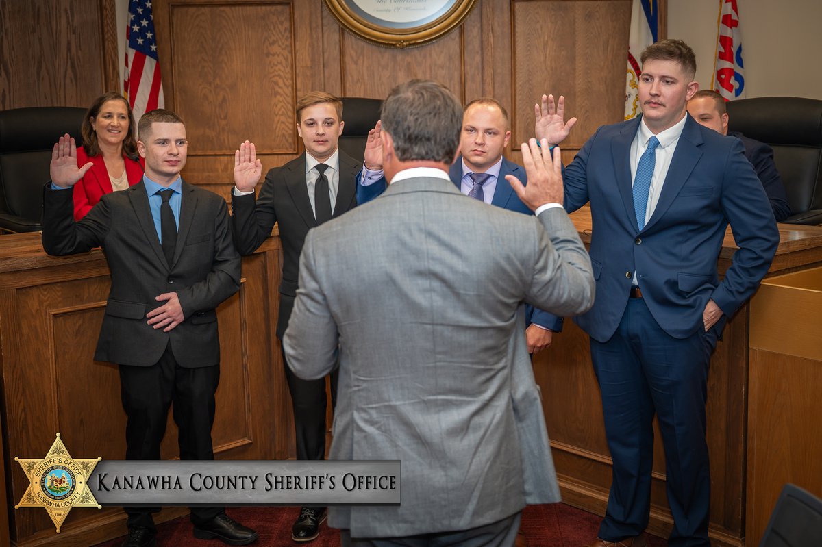 KanawhaSheriff's tweet photo. Four new deputies took their oath of office this evening during the Kanawha County Commission meeting, administered by Commission President Ben Salango.
Welcome to #KCSO:
Keaton Baisden
Shelley Christian
Thomas Drake
Kyle Davis
3 join us from Charleston PD and 1 from SCPD https://t.co/pn9UHRVGvh