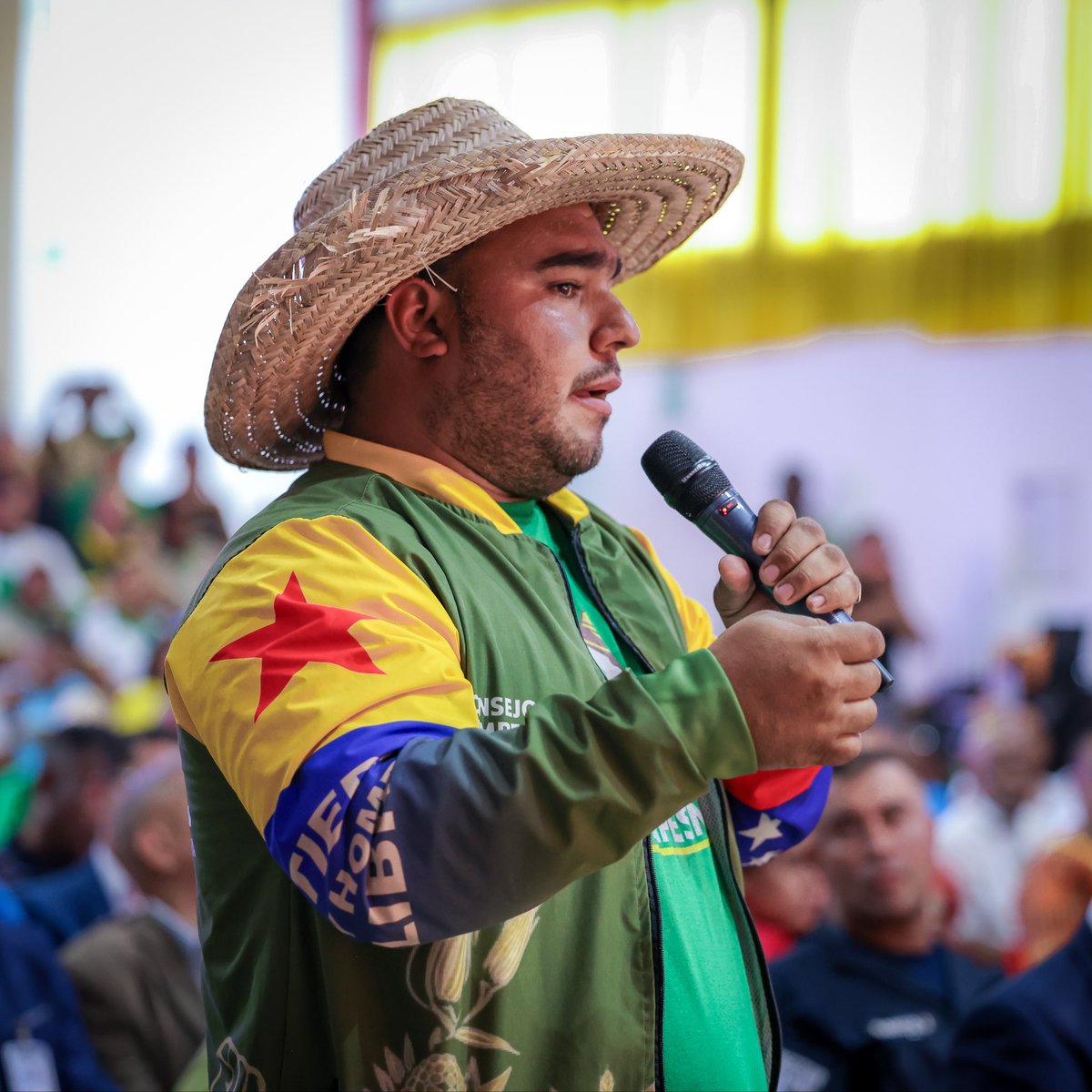 LarryDevoe's tweet photo. Hoy tuvimos una jornada de la Consulta Nacional sobre la Reforma de la Justicia Penal con campesinos y movimientos afrodescendientes del estado Miranda, en compañía del gobernador Elio Serrano y la presidenta del TSJ, Magistrada Caryslia Rodríguez, entre otras autoridades. 

Iniciamos visitando el monumento en honor a los Bandos y Parrandas de los Santos Inocentes de Caucagua, en el municipio Acevedo, donde disfrutamos de esta manifestación histórica reconocida como Patrimonio Cultural Inmaterial de la Humanidad.

Posteriormente, nos fuimos al Complejo Cultural de Barlovento a escuchar y recibir los aportes y propuestas de las distintas expresiones sociales de esta región mirandina, incluyendo campesinos, campesinas, movimientos afrodescendientes y jueces de paz. 

Mi profundo agradecimiento por cada uno de los valiosos aportes que buscan consolidar un sistema de justicia penal más justo y humano.

¡Seguimos recorriendo el país junto al pueblo!

#JusticiaPenal #Venezuela #ConsultaNacional #Miranda #Barlovento