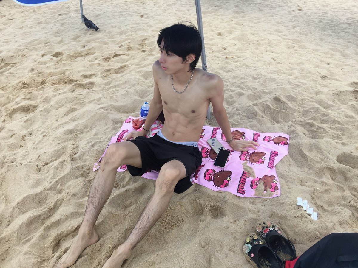 rileybakerpet8a's tweet photo. On vacation. You need to apply at least this much sunscreen to avoid getting sunburned. https://t.co/LpiYDhhLdt