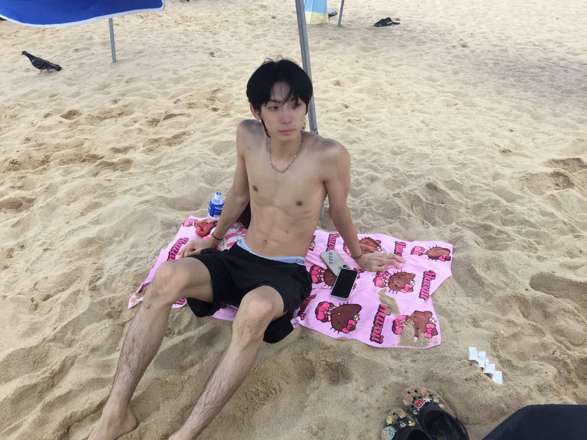 rileybakerpet8a's tweet photo. On vacation. You need to apply at least this much sunscreen to avoid getting sunburned. https://t.co/LpiYDhhLdt