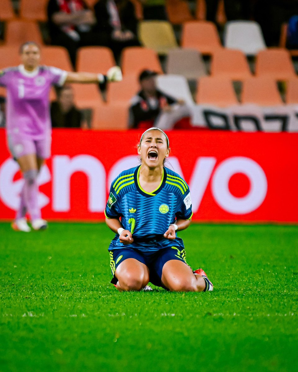 FCFSeleccionCol's tweet photo. 📸 ¡𝗘𝗡𝗧𝗥𝗘 𝗟𝗔𝗦 𝟴 𝗗𝗘𝗟 𝗠𝗨𝗡𝗗𝗢! 😍🙌

Imágenes de la victoria de nuestra 𝗦𝗲𝗹𝗲𝗰𝗰𝗶𝗼́𝗻 𝗖𝗼𝗹𝗼𝗺𝗯𝗶𝗮 𝗙𝗲𝗺𝗲𝗻𝗶𝗻𝗮 𝗦𝘂𝗯 𝟮𝟬 frente a Polonia, con la que clasificó a los 𝗖𝘂𝗮𝗿𝘁𝗼𝘀 𝗱𝗲 𝗳𝗶𝗻𝗮𝗹 de la Copa Mundial de la FIFA.

🇨🇴 1-0 🇵🇱
⚽️ Bartczak (autogol)

#ConOrgulloColombiano🇨🇴