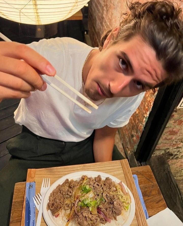 halfsbld's tweet photo. aql amg performático comendo pf de palitinho https://t.co/8AH6cvEhuY
