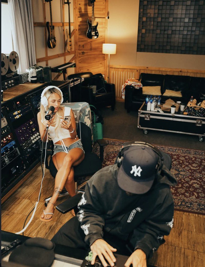 feidsite's tweet photo. 🚨Bad Gyal hará parte del nuevo álbum de Feid “EL GREEN PRINT: La Saga (Disc 2)- El Club de las 19 Flores”. https://t.co/xN8fyHudo9
