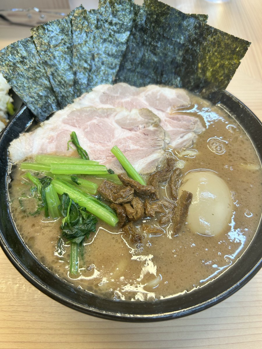 37msz189587's tweet photo. 2度めの大國家。やっぱ美味いなぁ。肉と骨感が増してる気がする🍜
#府中
#家系ラーメン
#ラーメン https://t.co/Q8xNthADZ4