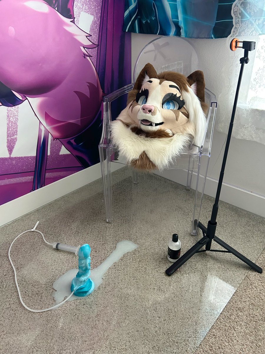jade_fan01's tweet photo. urm... I made a mess 
#fursuit #head #mess https://t.co/ooWS4y5KiG