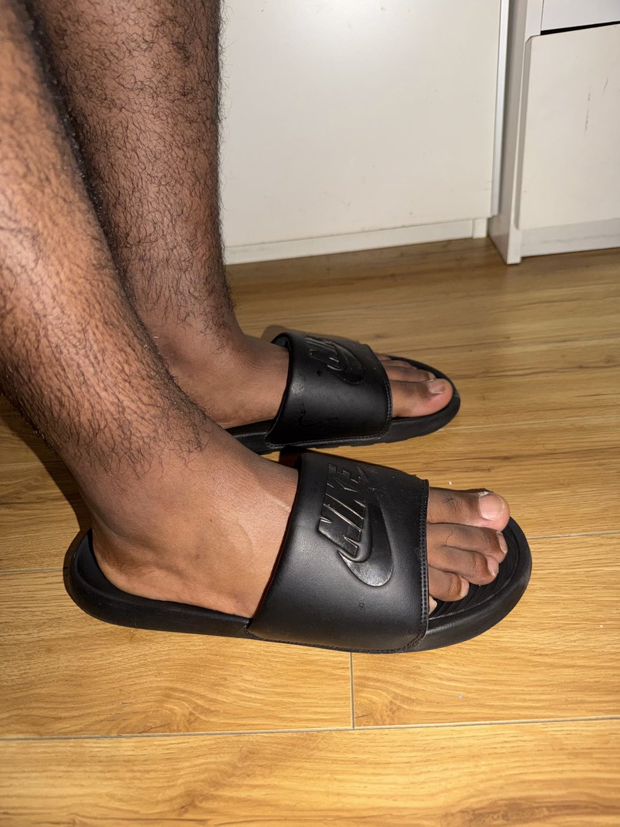 thefootguy041's tweet photo. Just trying out my Nike slides. Turns out they’re very comfy to wear! 

#nikeslides #malefeet #maletoes https://t.co/z2rAICEakH