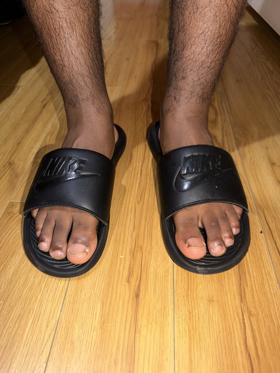 thefootguy041's tweet photo. Just trying out my Nike slides. Turns out they’re very comfy to wear! 

#nikeslides #malefeet #maletoes https://t.co/z2rAICEakH
