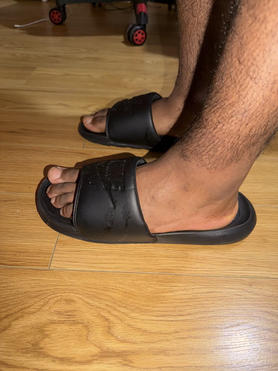 thefootguy041's tweet photo. Just trying out my Nike slides. Turns out they’re very comfy to wear! 

#nikeslides #malefeet #maletoes https://t.co/z2rAICEakH