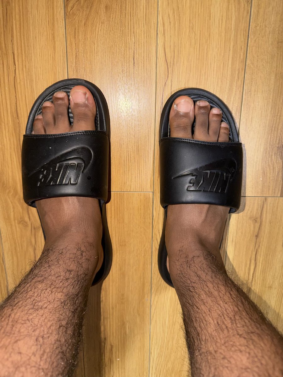 thefootguy041's tweet photo. Just trying out my Nike slides. Turns out they’re very comfy to wear! 

#nikeslides #malefeet #maletoes https://t.co/z2rAICEakH