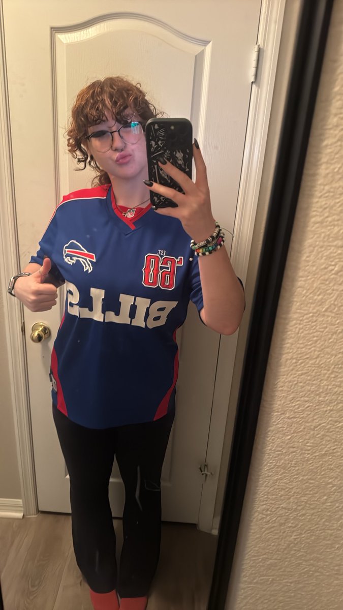 madsdaemobaddie's tweet photo. if the bills win tonight, i’ll post some nudes <3 
GO BILLS! https://t.co/8MrZaWwesx