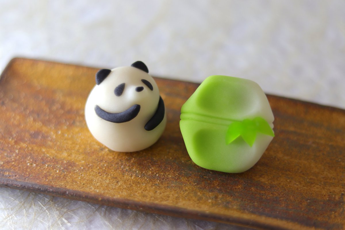 beniyamiyake's tweet photo. 本日9月18日は世界竹��日🎋
隣の竹をロックオンしている笹たまパンダです🐼 https://t.co/NRJlUxK6io