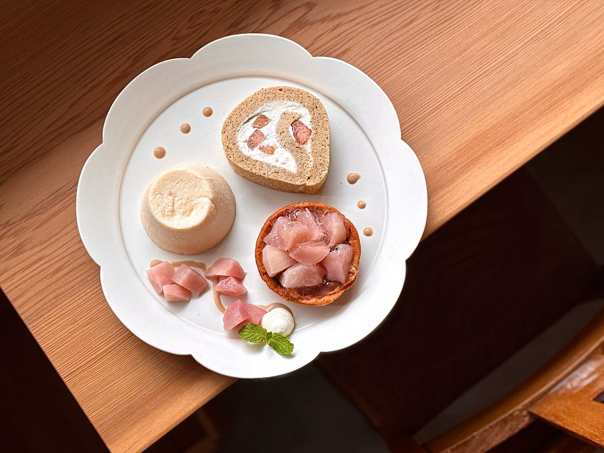 audreycampbellp's tweet photo. My two favorite shops joined forces for a luxurious peach feast, available only that day, all on one plate. Harutonari’s peach and tea roll cake paired fragrant tea, fluffy sponge, cream, and sweet peaches beautifully. Kamenoya Annex offered peach https://t.co/ZM29T97Rly