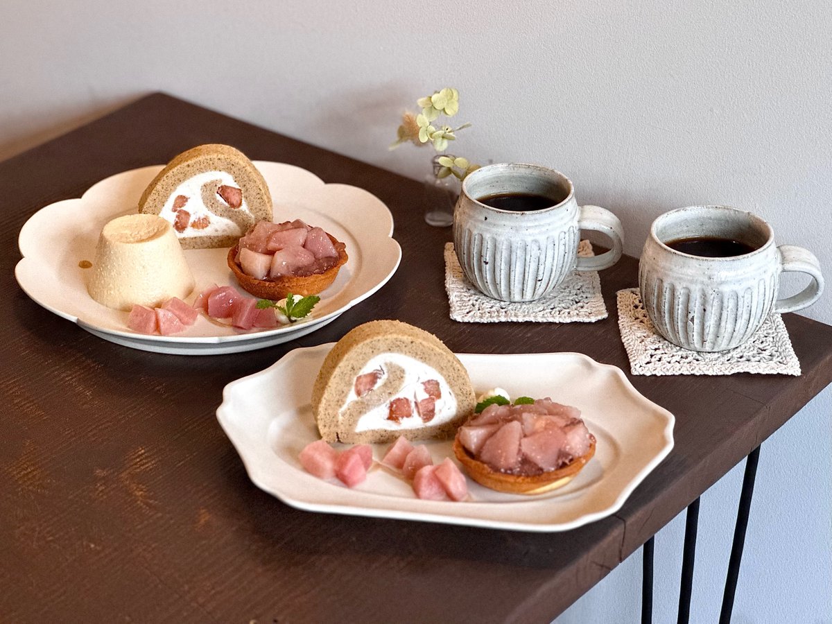 audreycampbellp's tweet photo. My two favorite shops joined forces for a luxurious peach feast, available only that day, all on one plate. Harutonari’s peach and tea roll cake paired fragrant tea, fluffy sponge, cream, and sweet peaches beautifully. Kamenoya Annex offered peach https://t.co/ZM29T97Rly