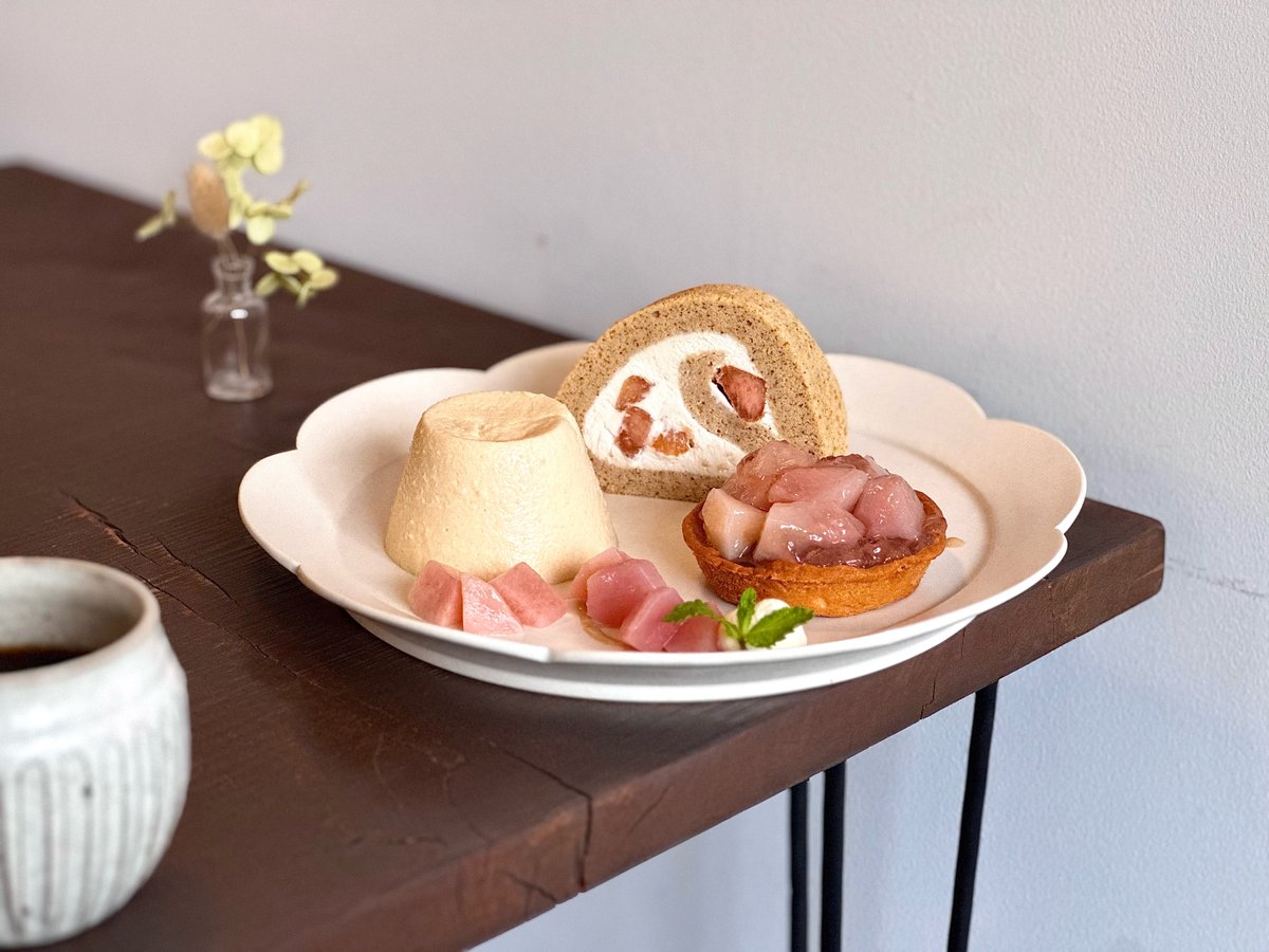 audreycampbellp's tweet photo. My two favorite shops joined forces for a luxurious peach feast, available only that day, all on one plate. Harutonari’s peach and tea roll cake paired fragrant tea, fluffy sponge, cream, and sweet peaches beautifully. Kamenoya Annex offered peach https://t.co/ZM29T97Rly