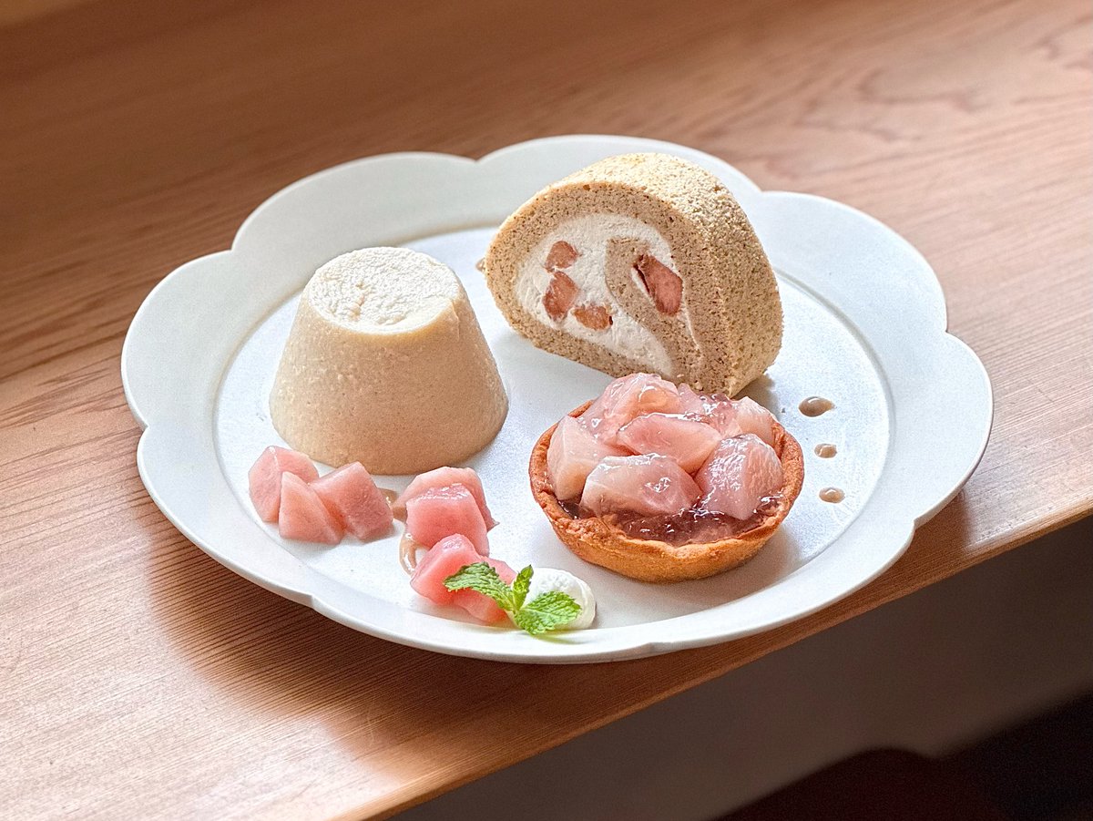 audreycampbellp's tweet photo. My two favorite shops joined forces for a luxurious peach feast, available only that day, all on one plate. Harutonari’s peach and tea roll cake paired fragrant tea, fluffy sponge, cream, and sweet peaches beautifully. Kamenoya Annex offered peach https://t.co/ZM29T97Rly