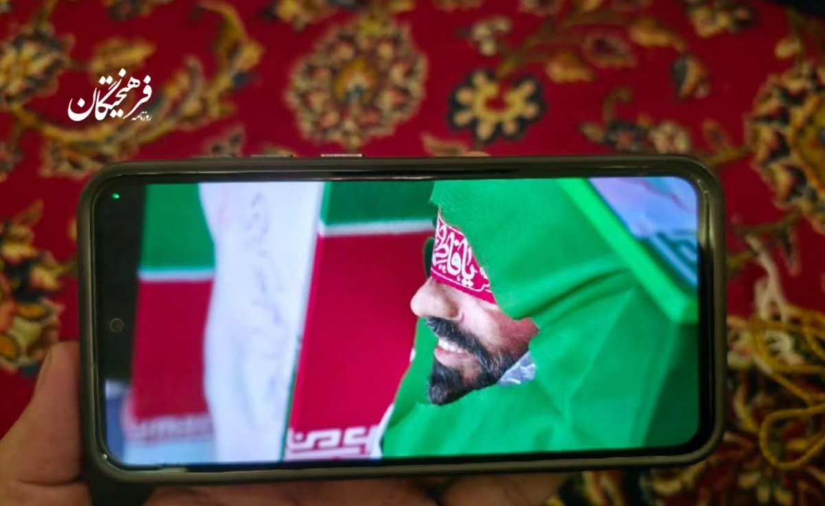 farhikhteonline's tweet photo. همسر شهید مرتضی لاریجانی با نمایش این عکس از لبخند آسمانی شهید: «نمی‌دانم هنگام شهادت چه دیده بود که اینگونه لبخند زد...» https://t.co/9SWl0BEBfF