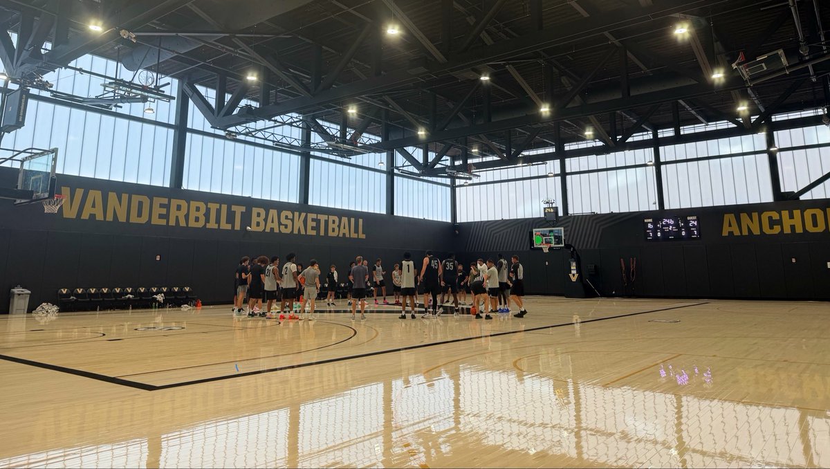 BBallImmersion's tweet photo. Awesome experience seeing Vanderbilt practice with @VU_CoachB and to reconnect with some of my favorites @CoachAFarrell @RodneyTerry @COACHMYERS5 @CoachJoelJustus 🙏 https://t.co/RCtiyTR0xf
