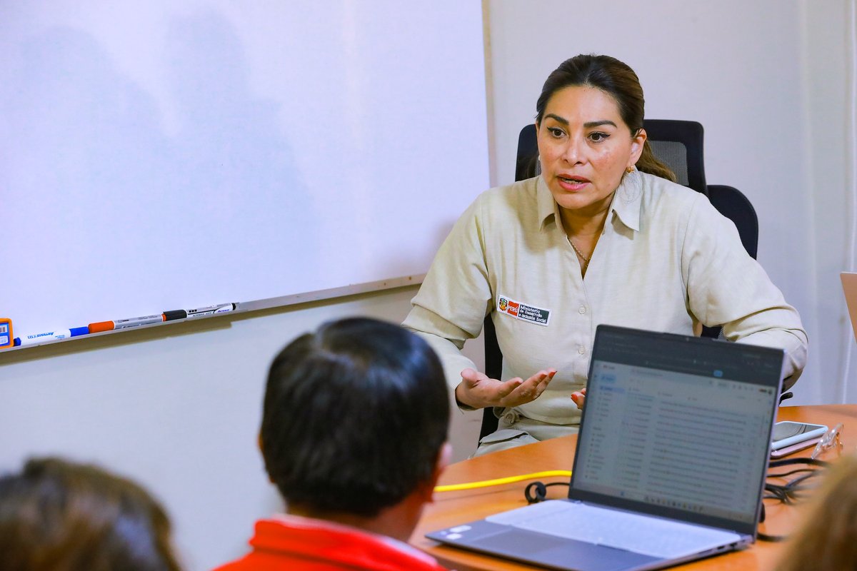 MidisPeru's tweet photo. 📍 #MidisEnRegiones | Cerramos nuestra jornada en #Cajamarca preparando la respuesta desde ahora. 🦺
La ministra Maritza Canales se reunió con el equipo territorial del Midis para establecer acciones concretas frente al Fenómeno El Niño y garantizar que nuestros programas puedan continuar atendiendo ante una eventual emergencia.

Entre las acciones se encuentran la elaboración de planes de contingencia, el almacenamiento anticipado de alimentos, la identificación de infraestructura vulnerable y la articulación con Salud para mejorar la atención de gestantes y niños menores de 36 meses frente a la anemia.

💙 Anticiparnos, articular y actuar a tiempo para proteger a quienes más lo necesitan.