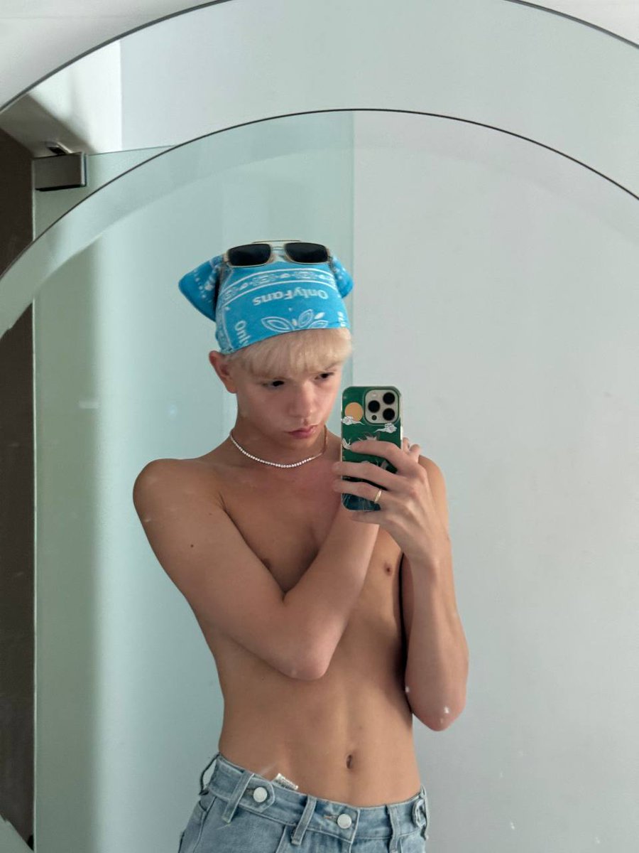 n0ahryder's tweet photo. hello yall from a skinny boy 🤗 https://t.co/VP6AiV7Kxu