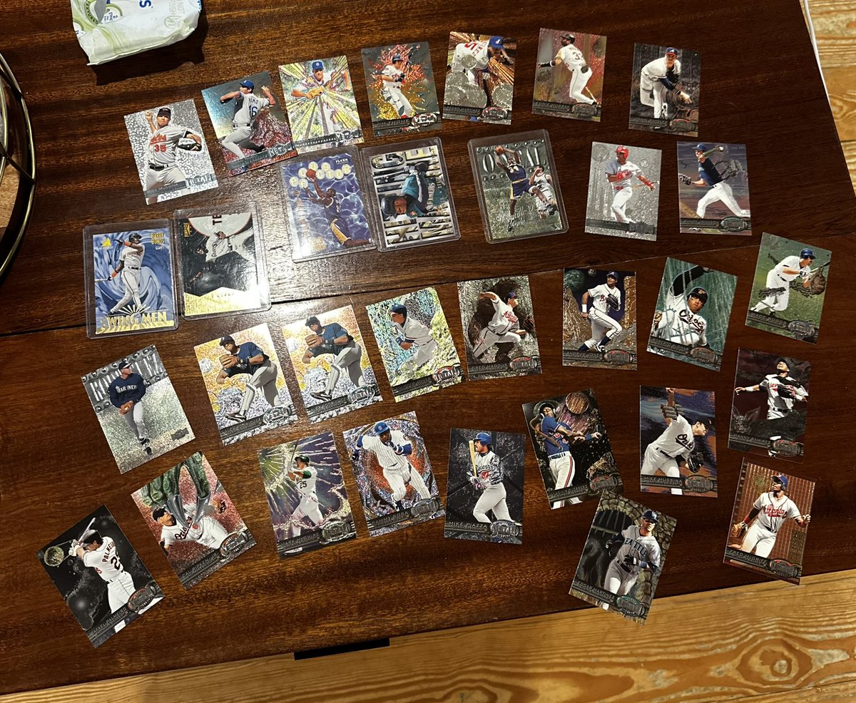 ScratchbyShmo's tweet photo. How’d I do on this Facebook marketplace lot purchase?? 👀👀 @CardPurchaser https://t.co/MSSFIRlxR1