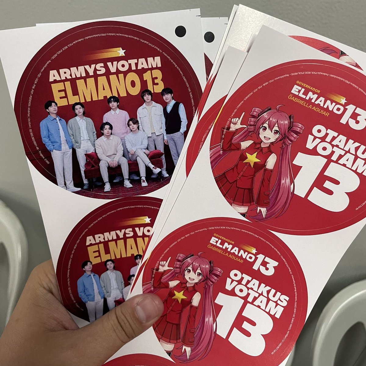 republiqueBRA's tweet photo. 💥 🚩 Candidato ao governo do Ceará, Elmano de Freitas adere a memes em seus adesivos de campanha, com frases como “ARMYs votam Elmano 13” e “Otakus votam 13”. https://t.co/9x3dhNBO9G