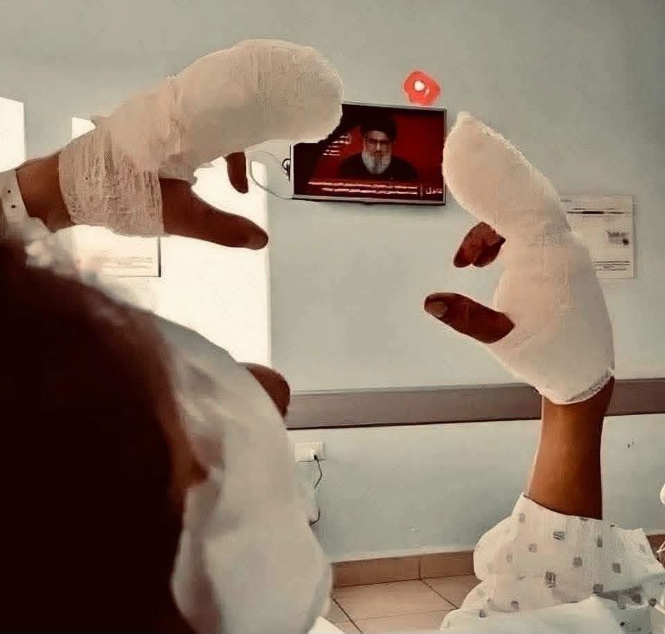 Banjamiin's tweet photo. في يوم البيجر، يُنقل أن سماحة السيد الأقدس، حين سمع وشاهد مجزرة البيجر، انقطع عن الأكل والشرب، ولم يتحمل رؤية تلك المشاهد. بالنسبة له، لم تكن مجرد حادثة عابرة، بل كانت كأنها نهاية العالم، حتى يُقال إنه بكى في تلك الليلة كما لم يبكي في حياته.

ويعتقد السيد جواد ابن السيد الشهيد، https://t.co/2fvcc6kpcE