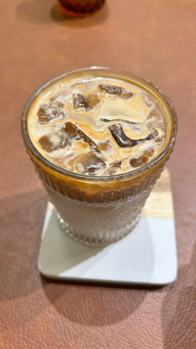 ichigo0070's tweet photo. 5-minute iced latte hack: brew strong espresso, pour over ice + oat milk, a tiny vanilla syrup—creamy, refreshing, perfect for busy mornings! https://t.co/Iqd1xa3vpB
