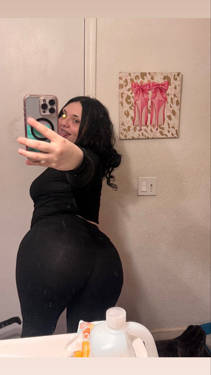 feen4aarianaa's tweet photo. Can I sit on it?😩#latina #nsfwtwtًً #baddie #youngho https://t.co/e6wg7fZal7