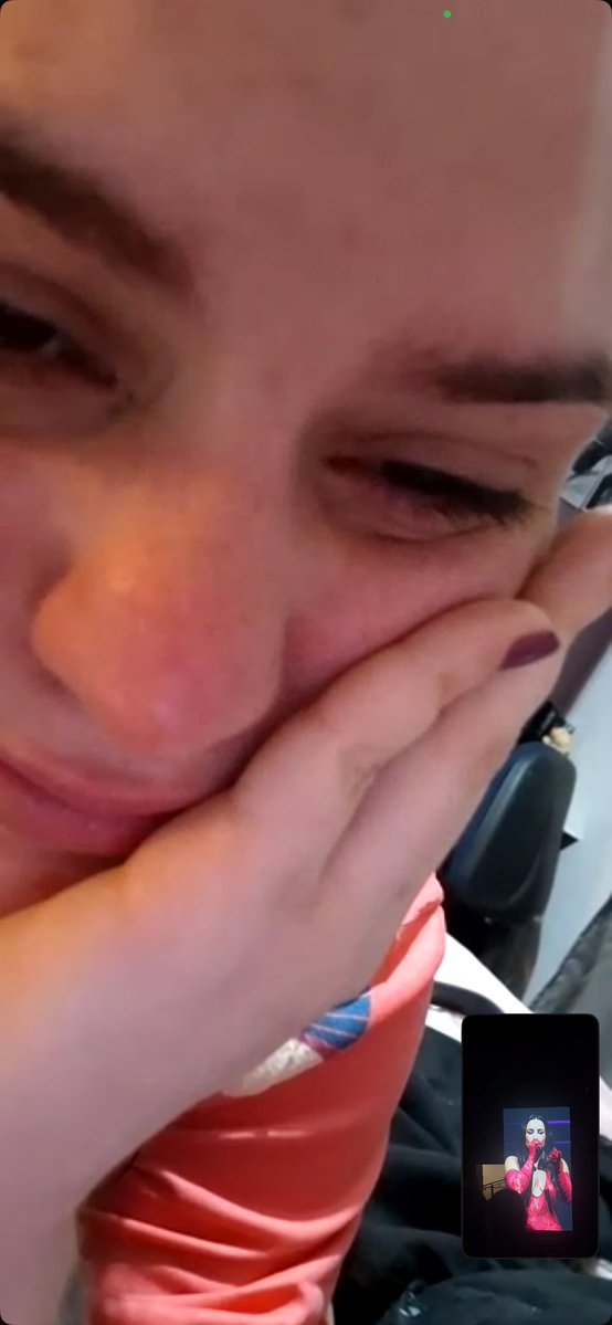 brubssmarinho's tweet photo. bestie chorando vendo a demi por chamada de vídeo, obrigada zap, você fez tudo @hitcchiker https://t.co/QcklIyYfu3