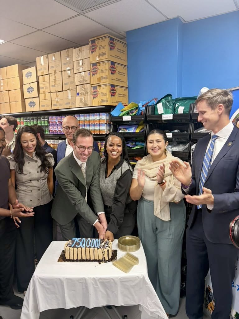 jessicaramosqns's tweet photo. A healthier New York starts with making sure people have the support they need beyond the doctor’s office.

I joined Public Health Solutions, Met Council, and community partners to celebrate an incredible milestone: 750,000 New Yorkers screened through WholeYouNYC for wraparound services, connecting people to food, housing, transportation, and other essential support.

This is what whole-person care looks like and we need the program renewed.