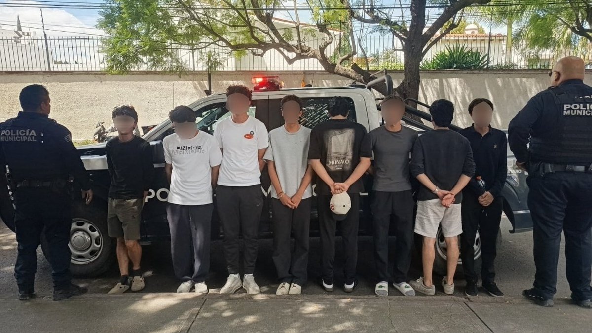 SSPMQueretaro's tweet photo. Elementos policiales de la #SSPMQ detuvieron a ocho masculinos sobre avenida Epigmenio González, en inmediaciones de la colonia Rinconada Jacarandas, debido a que estaban arrojando huevos a peatones y vehículos en movimiento. 
1/3 https://t.co/sIgKiD7OKJ