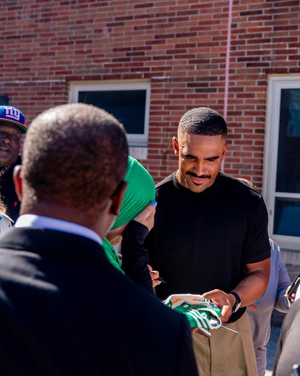EBONY's tweet photo. @JalenHurts is putting nearly $1 million behind keeping Philly students cool... including a new $600K donation to bring air conditioning to Northeast High School, giving students and teachers a better environment to focus, learn and thrive. 🖤 https://t.co/ZBw38nPCXk