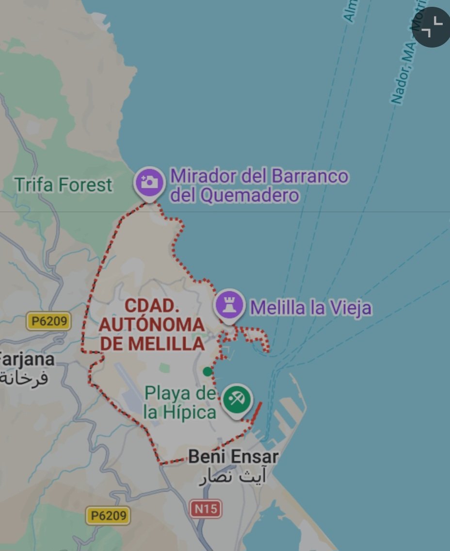Gerpinpe's tweet photo. Es todo cierto. Melilla era una ciudad disputada por dos sultanatos, el de Fez y el de Tremezén. Cabe añadir que NUNCA fue marroquí, era la antigua Rusadir púnica y romana, y en realudad la siguiente potencia que la dominó fue el Califato de Córdoba, luego la Taifa de Murcia. También almorávides, almohades y meriníes.

En 1497 seguía disputada por sultanatos, pero como toda tierra fronteriza, desploblada: Estopiñán la ocupó con un fuerte contingente proporcionado por el duque de Medina Sidonia, actuanfo en nombre del Rey: la pobló y fortificó, y en 1498 se instituyó en Villa Castellana, en plan urbano, con su Concejo y demás, en realidad continuaba la tradición romana, y se le dio un fuero: por cierto Real, no Señorial (pasó a depender directamente del Rey, no del Duque).
Un territorio real tenía ciertos privilegios que no tenía el señorial.

Evidentemente SIEMPRE su importancia ha estado vinculada al Estrecho, NO al norte de África.