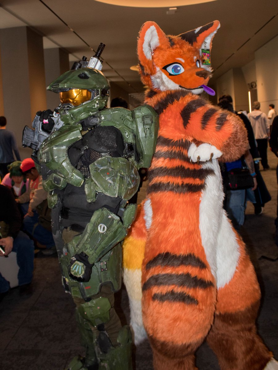 FoxKicho's tweet photo. @MaxFluffys Encouraged by @DriplesFlan lmao

Recent pics from a con + She's like 5cm compared to me (I'm like 2 Meters) https://t.co/9wyakfKFvn