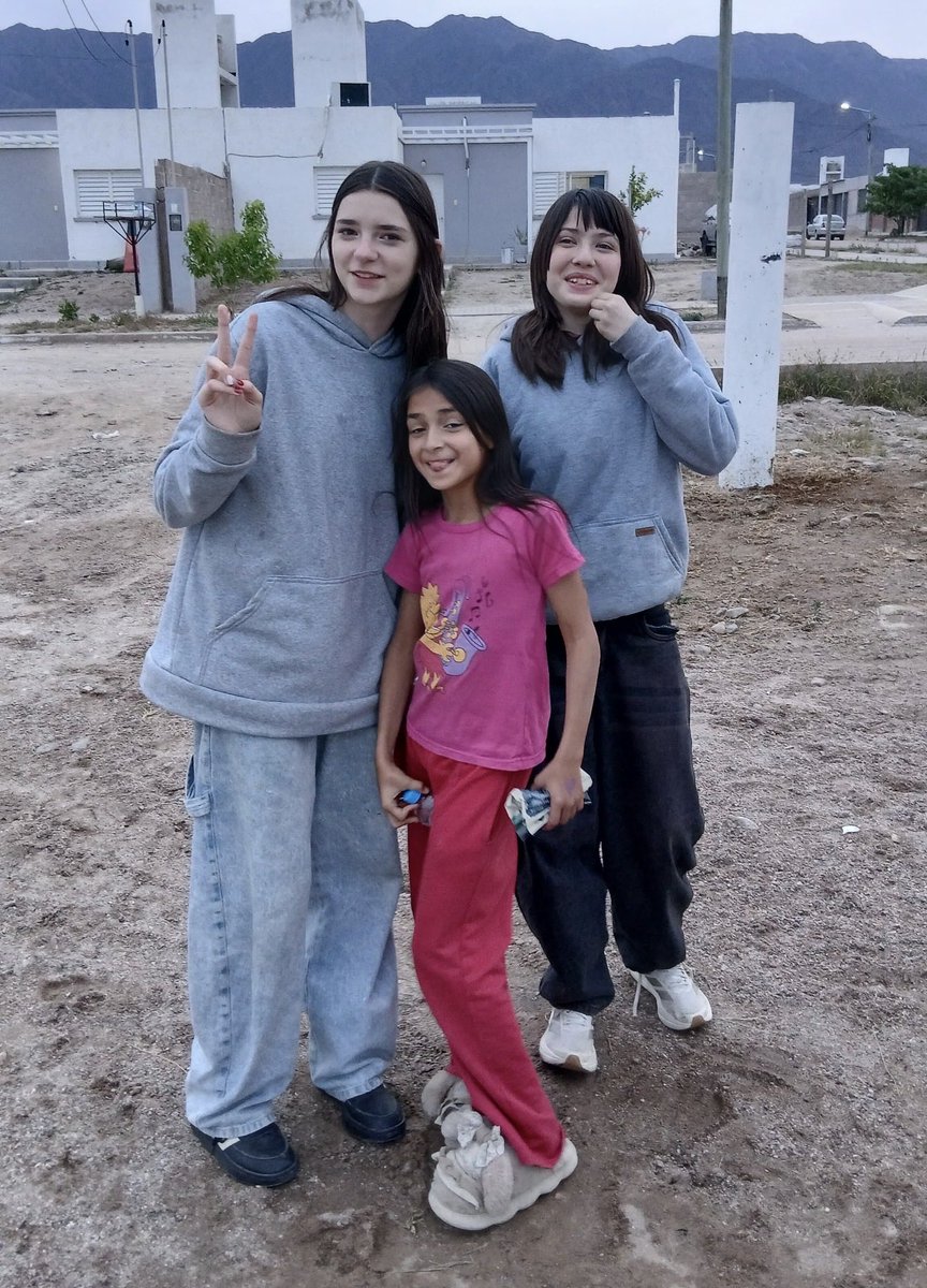 AdrianLaRioja's tweet photo. Los jóvenes son el futuro de La Rioja.

Llego el cine móvil al barrio las Talas…

@TeresitaMadera https://t.co/vXFsY6MRIp