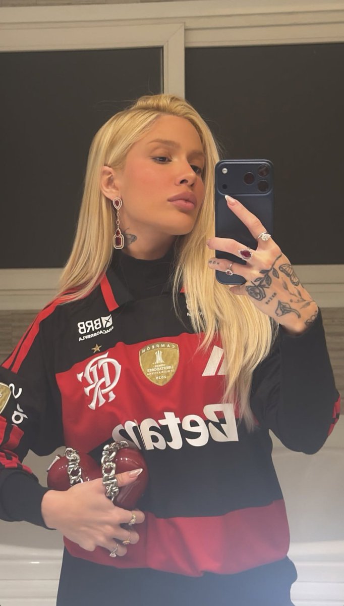 wagsmoments's tweet photo. Karoline Lima já está pronta para o jogo do Flamengo! ❤️🖤 https://t.co/SWgQhGRo5Z