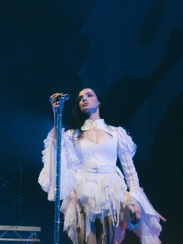 ENDOFMORGANA's tweet photo. poppy is so unreal https://t.co/WqclVsEyeE