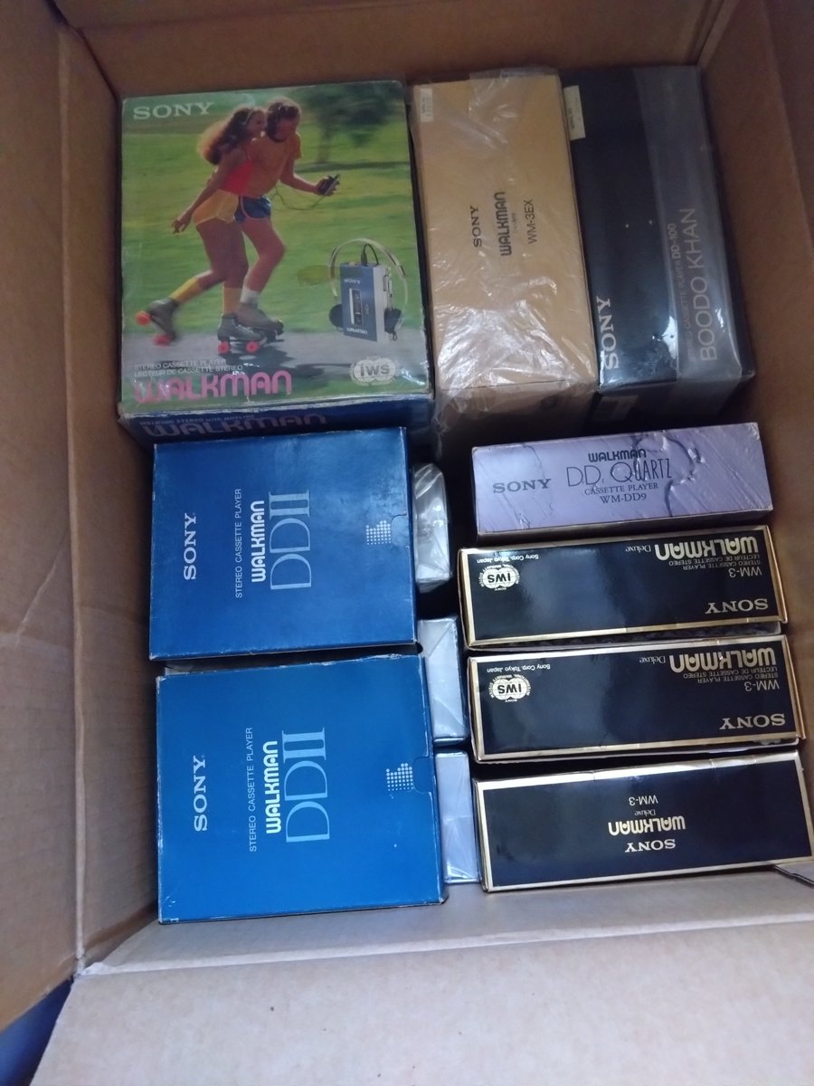 vq_rider's tweet photo. WALKMAN COLLECTION
貴重なWALKMANは全て防湿庫に保管品していますが、元箱入りが大量にあり防湿庫で保管出来ないのが悩みです。本体のメッキの部分とか、ケースは顕著に被害でます。空調だけでは防ぎきれません。大型防湿庫は既に3台あって増設もできないし。
#SONY
#WALKMAN
#TPSL2
#WM2
#WM3EX https://t.co/0HZHnJaM0m