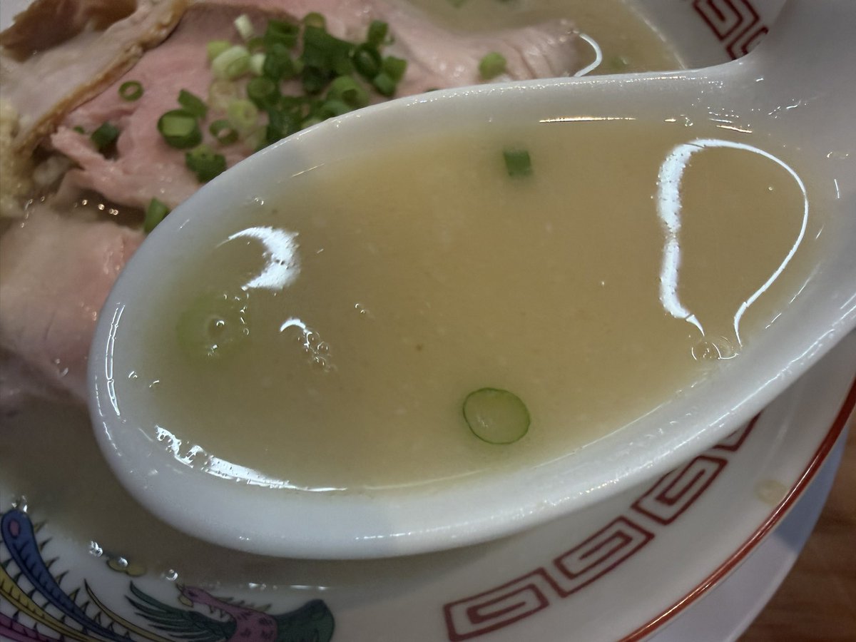toshiyabu's tweet photo. 博多豚骨丸壱　博多ラーメン

高田馬場のでぶちゃん監修のお店が富山にオープン

熟成されたスープは豚骨のエキスが凝縮

ストレートな細麺がスープをよく持ち上げてとても美味しい

卓上には豊富な味変グッズ
辛子高菜は結構辛め

途中でスープがなくなったので無限替え玉は6玉で終了

ご馳走様でした https://t.co/bz5rADruEv