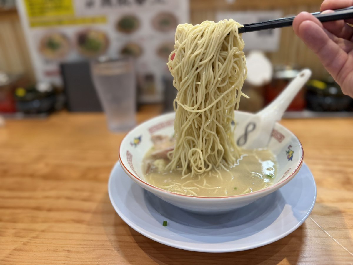 toshiyabu's tweet photo. 博多豚骨丸壱　博多ラーメン

高田馬場のでぶちゃん監修のお店が富山にオープン

熟成されたスープは豚骨のエキスが凝縮

ストレートな細麺がスープをよく持ち上げてとても美味しい

卓上には豊富な味変グッズ
辛子高菜は結構辛め

途中でスープがなくなったので無限替え玉は6玉で終了

ご馳走様でした https://t.co/bz5rADruEv