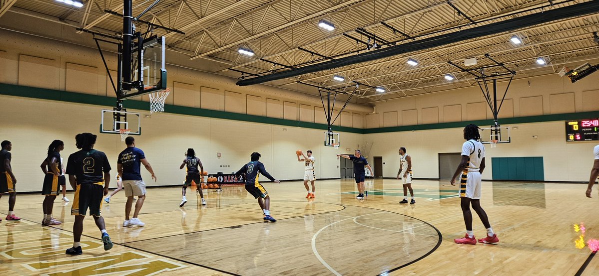 GBCALive's tweet photo. Coach Scott Cross and @GTMBB staff breaking down defensive concepts at the GBCA Fall Clinic. https://t.co/O265dO3qfq