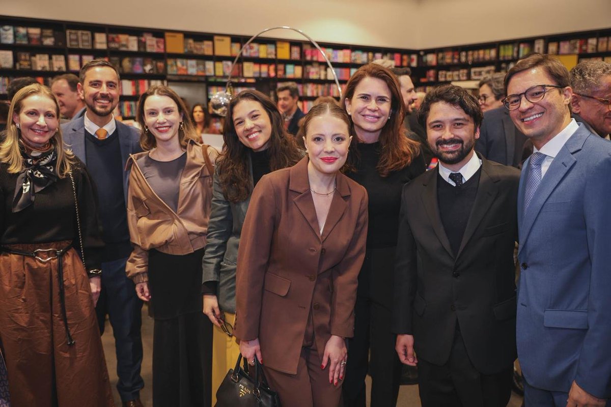 pgallottik's tweet photo. No lançamento dos livros em homenagem ao Prof. @CleveMerlin , o fundador da nossa Escola de Direito Constitucional do Paraná.

É sempre uma alegria reencontrar o Mestre e as amigas e amigos que são e foram do Núcleo de Pesquisa do seu renomado escritório de advocacia. https://t.co/bZBWDWt9fp