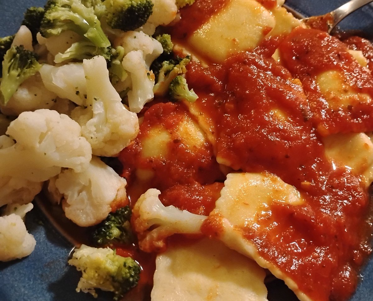 starving3d's tweet photo. mhmmm my mom made ravioli for dinner suprisingly low cal i think this is like around 400? im prob overestimating how much vegtables i have tho https://t.co/YCO7mmRlqw