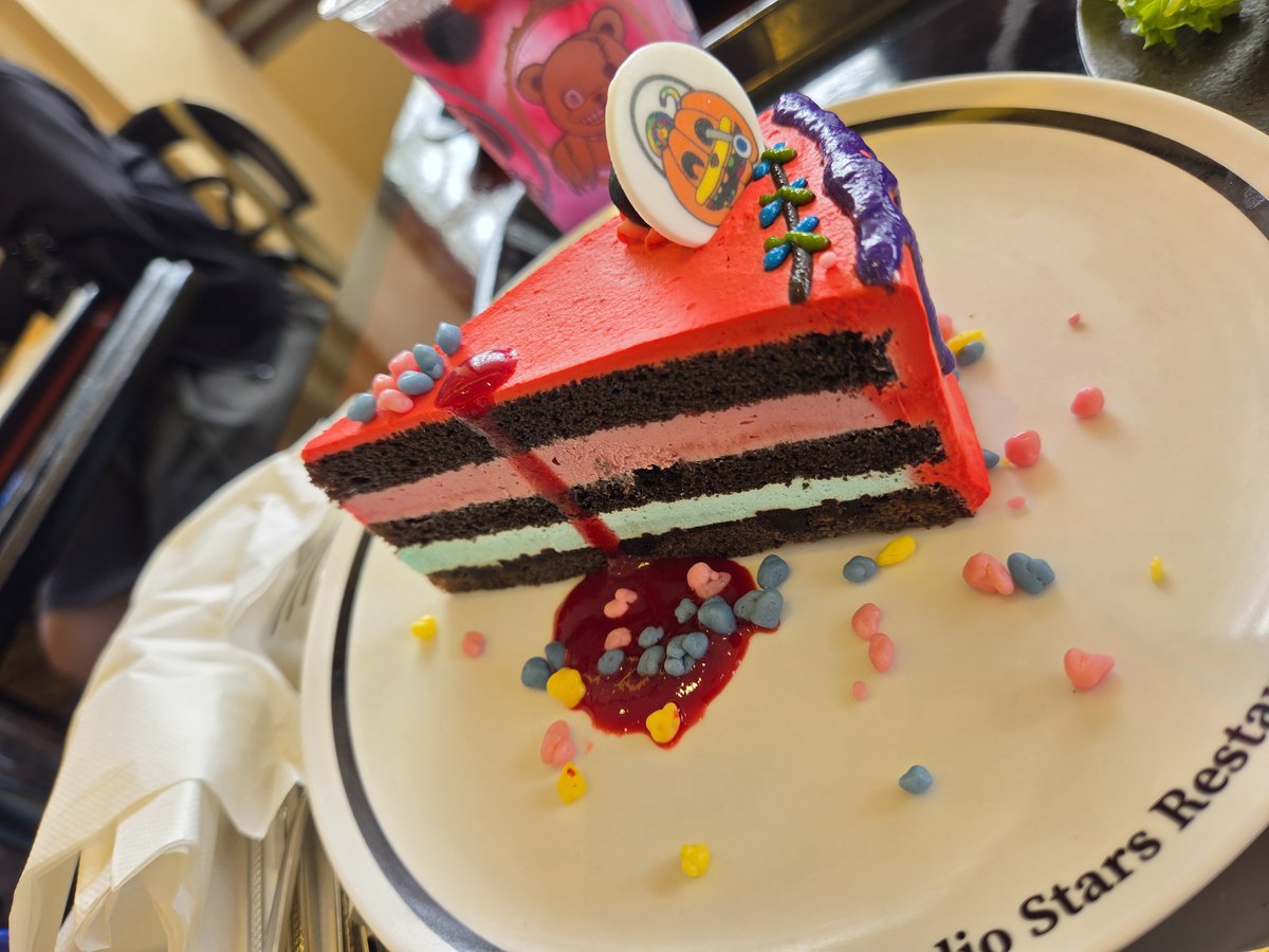 mariakana's tweet photo. スタスタで
ハミクマさんのバーガー🍔と
キャンディーのケーキ🍰を
食べたよ
ハンバーガーはめちゃボリューミー‼️
味もバッチリ💕
ケーキも甘すぎなくて
ぺろっと食べれちゃう
全部美味しかったぁ

#USJ
#USJファン
#スタスタ
#ハミクマ https://t.co/LfdLVPKFk9