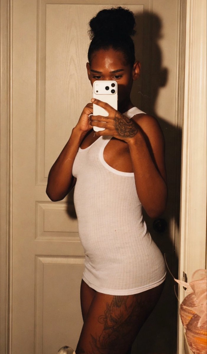 vxntoni's tweet photo. T-Shirt &amp; No Panties on�� https://t.co/NMCtE1Aaz6