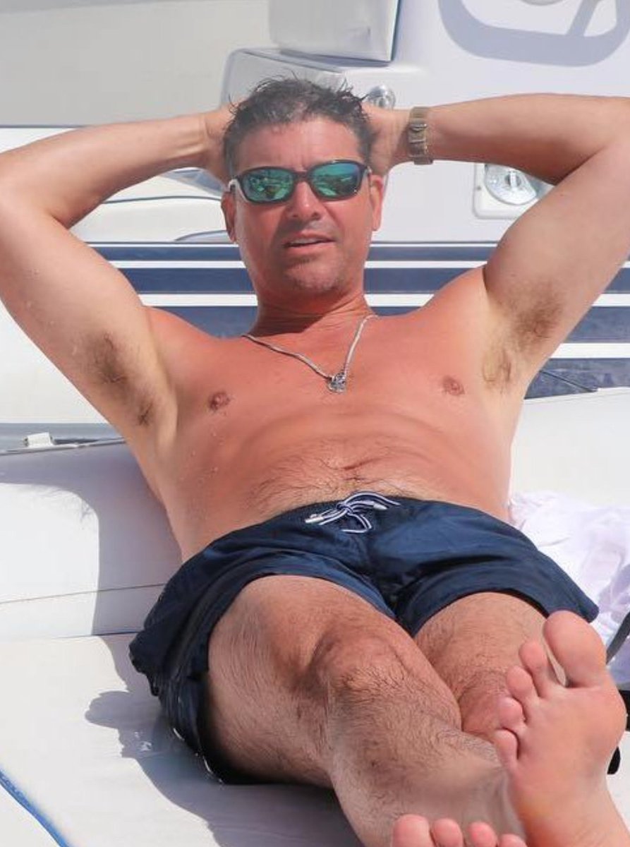 romaniaxjdm's tweet photo. queria muito dar 61 sentadas no kyle chandler como presente de aniversário https://t.co/LuLMJCGaQ4