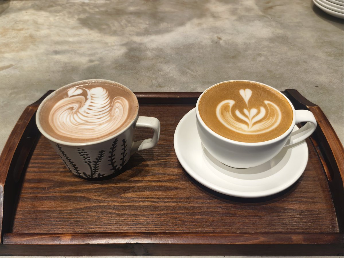 berrg963996's tweet photo. My barista gf made my usual latte with extra heart foam today—small things hitting different, love u https://t.co/plWrkOIWFZ