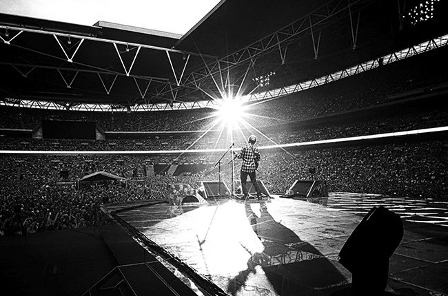 superjules69xxx's tweet photo. Here’s the thing …. when you came up through the pub circuit &amp; built YOURSELF up to stadium level, had 3 very successful tours ( including one of the biggest tours ever ) without a band, you have more then proved you can go it alone https://t.co/q4jAjkghhg