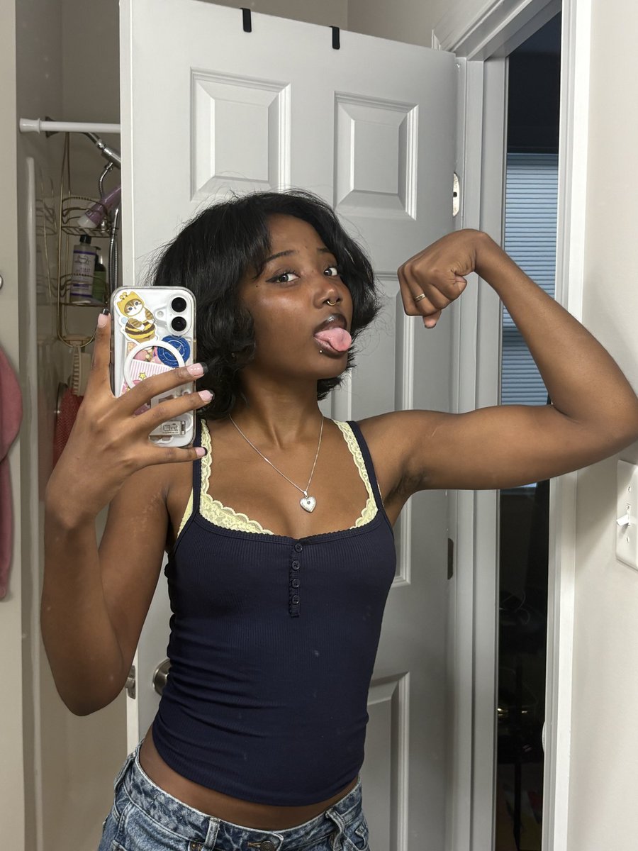 vxnuos's tweet photo. muscle mommy vibes https://t.co/hnsiRorsB3