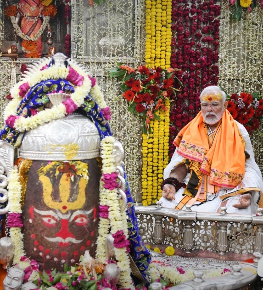 TanayRssSanghi's tweet photo. जन्मदिन मंगलमय हो... प्रधान जी🧿❣️
#HappyBdayPMModi 

साधारण घर में, एक बालक जन्मा
बचपन से थे, वो लिए चले थे सपना।
भारत माँ के वो, अभिमान बने हैं
संकल्प से सिद्धि, का वो प्रमाण बने हैं।।

संकल्प अनेकों, लिए चले हैं
जन-जन सेवा में, साकार किए हैं।
जीवन को अपने, यू होम किया है
अंत्योदय का प्रण भी, चरितार्थ किया है।।

कोरोना संकट, दुनिया पर छाया
वेदों से मंत्र तब, वसुधैव कुटुम्बकम का आया।
भारत ने बन कर, विश्व मित्र तब
पूरी दुनिया को, सहायता का हाथ बढ़ाया।।

विश्व मंच पर, संदेश अडिग है
कमजोर नहीं हम, राष्ट्र प्रथम है

गरीबों को बैंक खातों से जोड़ने से लेकर सीमाओं की सुरक्षा तक, हर वर्ग के कल्याण और राष्ट्र निर्माण में आपका योगदान अतुलनीय है।

महादेव से प्रार्थना है कि आप शतायु हों, स्वस्थ रहें और सदैव देश की सेवा करते रहें। 

हर-हर महादेव❣️🧿
 
प्रधानमंत्री @narendramodi जी मेरी पंक्तियां केसी लगी😊